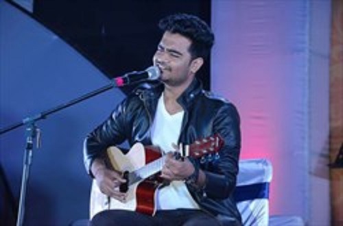 BRING BEAUTIFUL MUSIC TO THE PARTY WITH AN ACOUSTIC GUITARIST