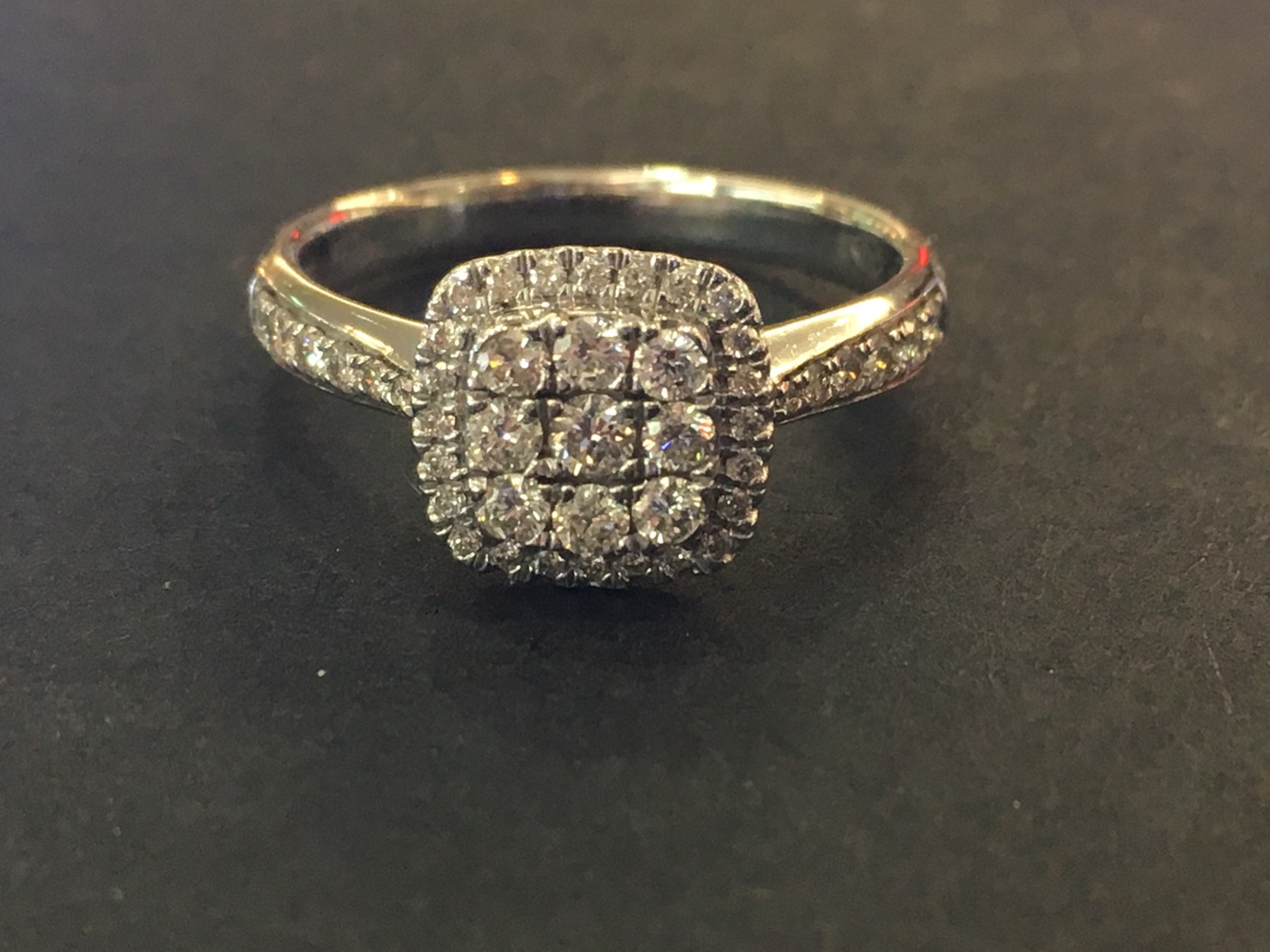 18 CT GOLD RING WITH REAL DIAMONDS - COMES WITH CERTIFICATE