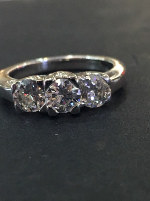 18 CT GOLD RING WITH REAL DIAMONDS - COMES WITH CERTIFICATE