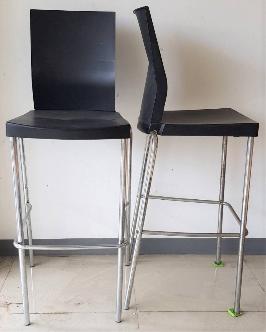 2 MODERN STYLE METAL FRAME BAR STOOLS