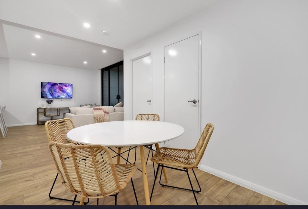 EVOKE BLACKTOWN - LUXURY 1 BEDROOM APARTMENTS